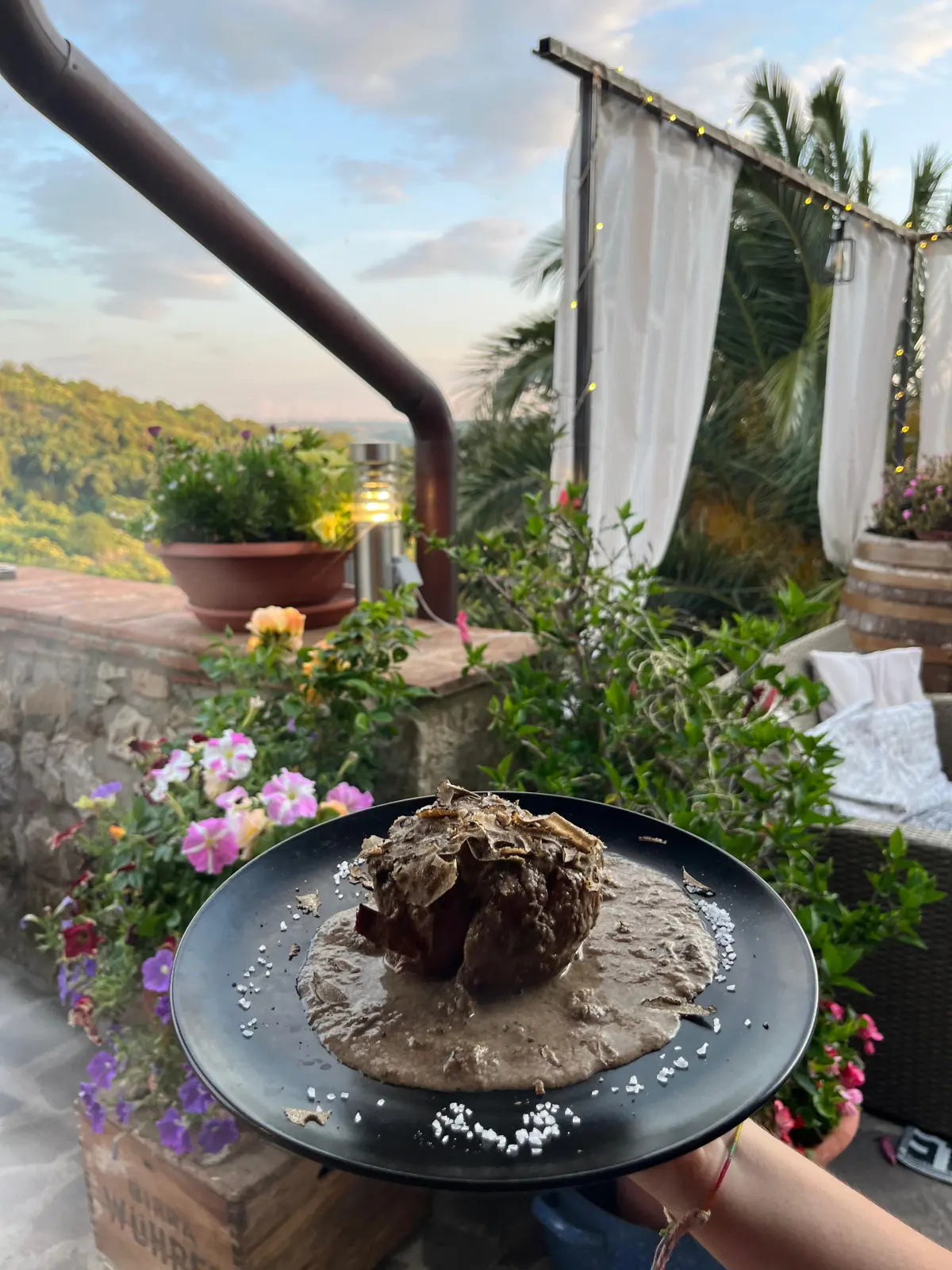 Dolce al cioccolato servito sulla terrazza fiorita
