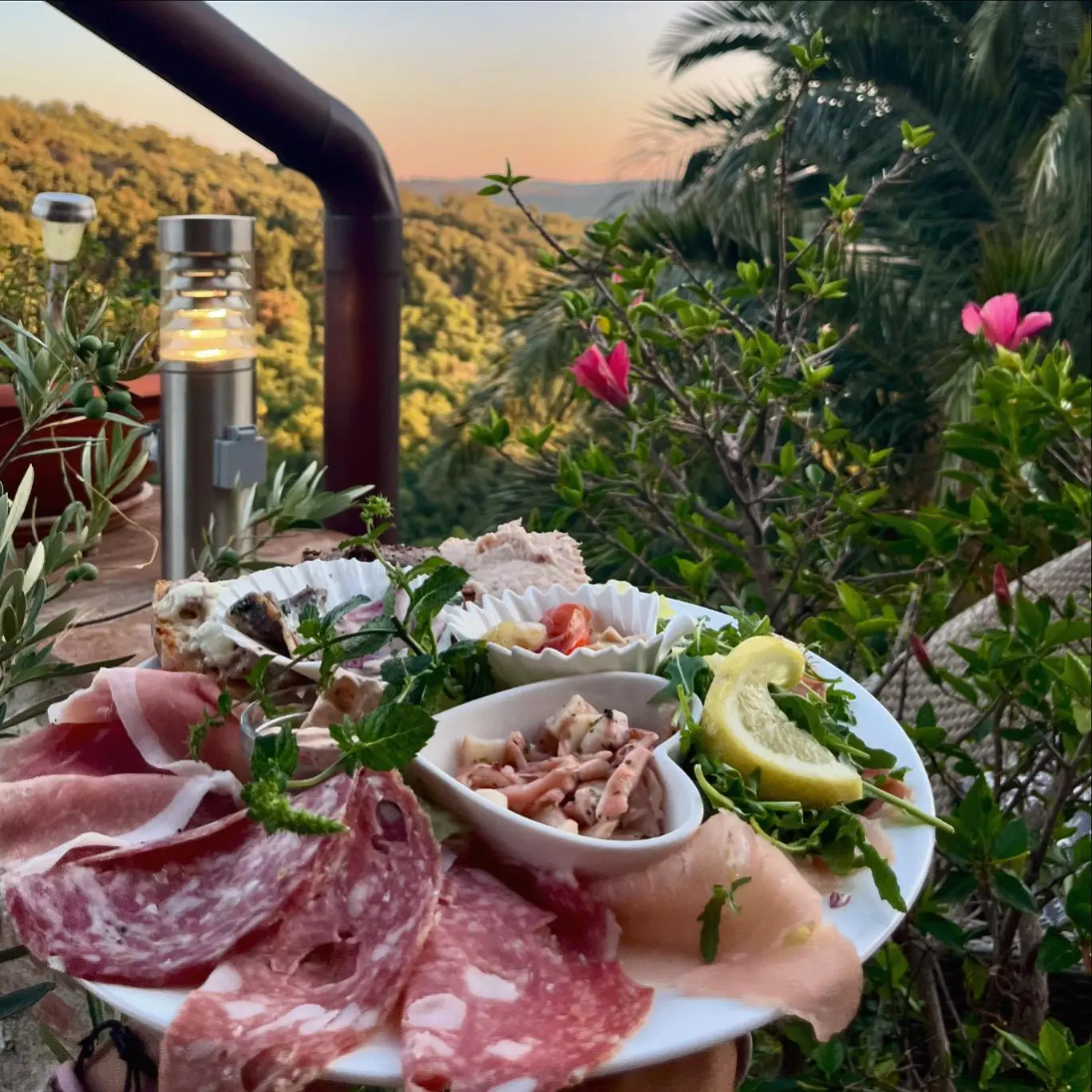 Tagliere di antipasti misti con salumi al tramonto sulla Maremma